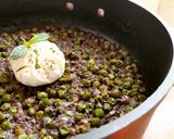 Foto del paso 10 de la receta: Guisantes picantitos con morcilla y menta y huevo poché