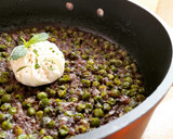 Foto del paso 10 de la receta: Guisantes picantitos con morcilla y menta y huevo poché