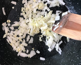 Foto del paso 3 de la receta: Espaguetis de calabacín con salmón y gambas