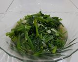 Foto langkah ke 7 dari resep Tumis Kangkung Segar dgn Sedikit Kuah Masak Tanpa Minyak Goreng.