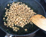 Foto del paso 5 de la receta: Espinacas con garbanzos