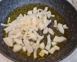 Foto del paso 2 de la receta: Sartén de chipirones, gambas y pimientos