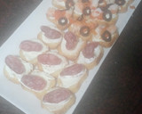 Foto del paso 2 de la receta: Mini bocados variados de queso crema: Langostinos, zanahoria y aceitunas; y Fuet