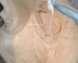 Foto langkah ke 6 dari resep Cupcake Lembut, Kokoh tanpa Emulsifier.