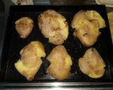 Foto del paso 3 de la receta: Papas aplastadas con cebolla y queso