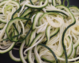 Foto del paso 5 de la receta: Tallarines de Zapallo Italiano con salsa de tomate