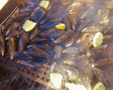 Foto del paso 6 de la receta: Mejillones a la brasa con laurel
