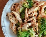 Hình bước làm 4 của món Ức Gà & Bông Cải Xanh Trộn Sốt Tương Mè Dầu Hành