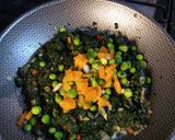 Foto del paso 2 de la receta: Espinaca salteada con vegetales y huevo