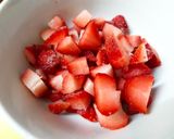 รูปขั้นตอนการทำที่ 1 ของ Strawberry Yogurt Parfait (แบบง่ายๆ)