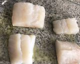 Foto del paso 2 de la receta: Bacalao al horno con gulas y gambitas