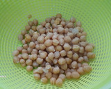 Foto del paso 1 de la receta: Potaje de garbanzos, espinacas y bacalao con toque picante