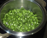 Foto del paso 1 de la receta: Habas tiernas confitadas con ajos, tomillo y romero