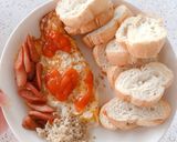 Hình bước làm 3 của món Bánh mì trứng ốp la chà bông xúc xích