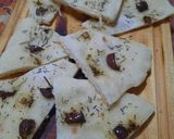 Foto del paso 9 de la receta: Focaccia con olivas negras, tomillo y romero