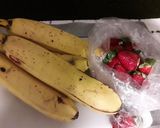Foto del paso 1 de la receta: Batido de Fresas y Bananas con Suero de Leche a lo Carmelita