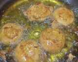 A picture of step 3 of Aloo ke pakode.