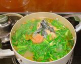 Hình bước làm 2 của món Canh đầu cá lăng nấu dưa chua