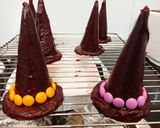Foto del paso 10 de la receta: Sombreros de brujas con chocolate y sorpresas para Halloween 🧙