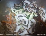 Foto del paso 5 de la receta: Udon con verduras, tortilla y secreto adobado