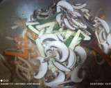 Foto del paso 5 de la receta: Udon con verduras, tortilla y secreto adobado