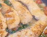 Foto del paso 3 de la receta: Salmón en salsa cremosa de puerro con cherrys y espinacas frescas