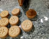 Foto del paso 1 de la receta: Bocaditos de dulce de leche, chocolate y galletas de limón