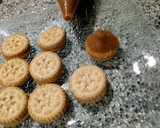 Foto del paso 1 de la receta: Bocaditos de dulce de leche, chocolate y galletas de limón