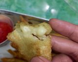 Foto langkah ke 8 dari resep Cheese Samosa (Jeddah's Style) 2 bahan saja w/ stepbystep.