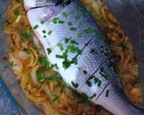 Foto del paso 3 de la receta: Dorada al horno con cebollas, pasas y siete especias libanesas