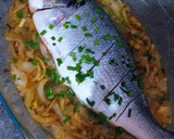 Foto del paso 3 de la receta: Dorada al horno con cebollas, pasas y siete especias libanesas