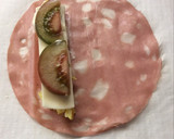 Foto del paso 2 de la receta: Rollitos de mortadela