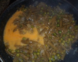 Foto del paso 5 de la receta: Revuelto de judías con guisantes y pinchitos de pollo