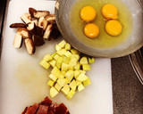 Foto del paso 1 de la receta: Tortilla de setas, calabacín, jamón y cebolla confitada con un toque oriental 🥢🥢