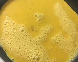 Foto del paso 2 de la receta: OMELET🌮(relleno de panceta ahumada, queso y aceitunas)🌮Y en homenaje al DÍA INTERNACIONAL DEL HUEVO🥚