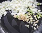 Foto langkah ke 3 dari resep Nasi Goreng Telur.