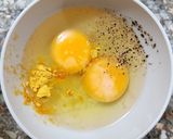 Foto del paso 2 de la receta: 🥚🍚🧀 Omelette de arroz - Bomba de huevo rellena de arroz al roquefort 🧀🍚🥚
