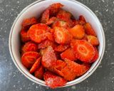 Foto del paso 2 de la receta: Fresas con Crema 🍓🍦