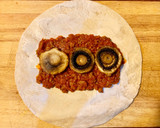 Foto del paso 1 de la receta: Burrito de boloñesa, champis y ensalada de tomate, aguacate y lima
