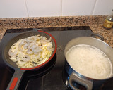 Foto del paso 2 de la receta: Noodles de arroz con langostinos y cebolla