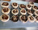 Une image de l'étape 5 de Champignons farcis aux tomates, emmental et coriandre.