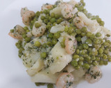 Foto del paso 1 de la receta: Gallo con guisantes y gambas en salsa verde