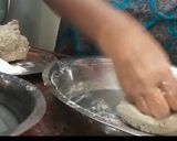 A picture of step 3 of Jowar Ki Roti (Bhakari).