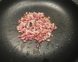 Foto del paso 3 de la receta: Tortellinis rellenos con salsa de tomate, nata y bacon