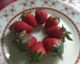 A picture of step 1 of Strawberry shake.