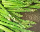 Une image de l'étape 1 de Asperges et halloumi grillées sauce mentholée.