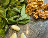 Foto del paso 1 de la receta: 🌿 Pesto casero de albahaca y nueces