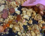 Foto langkah ke 5 dari resep Nasi Siram Telur dan Sosis.