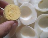 Foto langkah ke 2 dari resep Telur rebus isi vla kuning telur.