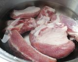 Foto del paso 1 de la receta: Champiñones con carne de puerco en salsa roja